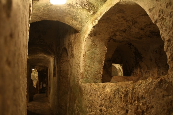 Lire la suite à propos de l’article Catacombes de Paris : 10 faits insolites et étonnants