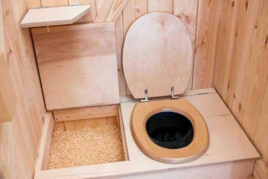 Toilettes sèches intérieures, sciure de bois écologique et économique