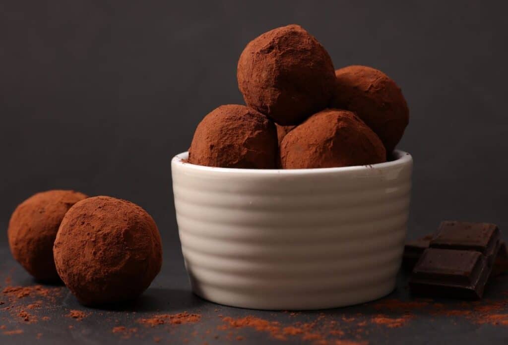 Les chocolats d'appellation truffes ont plusieurs caractéristiques, lesquelles (1)