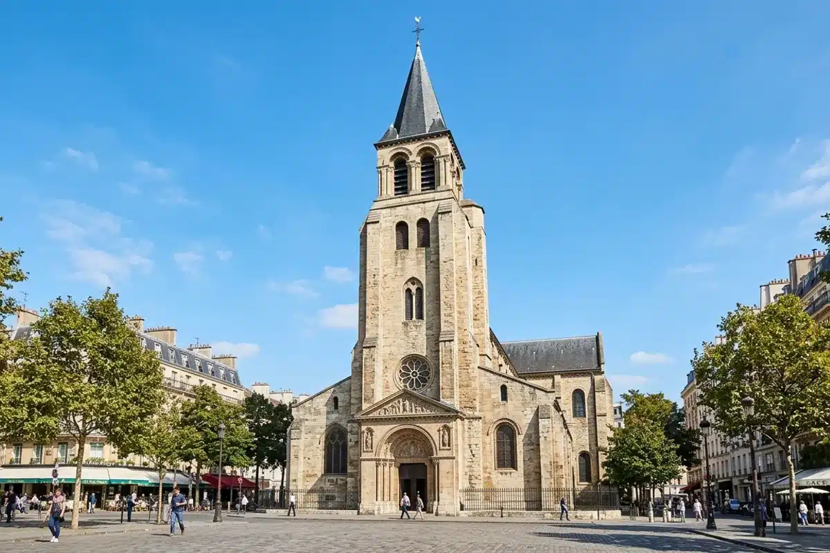 Tour romane de l'église Saint-Germain-des-Prés, plus ancienne église de Paris