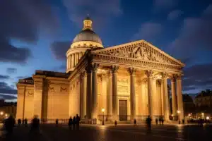 Vue nocturne du Panthéon illuminé dans le quartier latin de Paris, colonnade néoclassique dorée sous les projecteurs