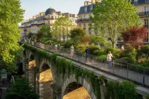 Promenade suspendue sur les anciens viaducs de Paris, végétation abondante et immeubles haussmanniens