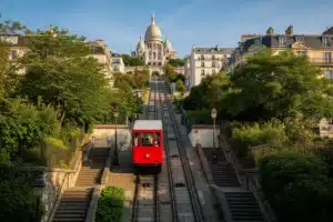 Cabine rouge du funiculaire de Montmartre en montée vers le Sacré-Cœur, pente de la butte Montmartre, Paris