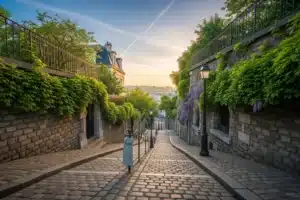 Vue panoramique de Montmartre et de la basilique du Sacré-Coeur depuis les escaliers de la butte