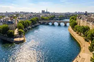 Vue sur la Seine à Paris en été, baignade dans le fleuve, lumière dorée