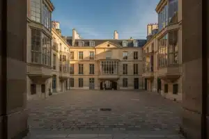 Cour Saint-Émilion à Bercy Village, façades en pierres de taille et pavés, 12e arrondissement de Paris