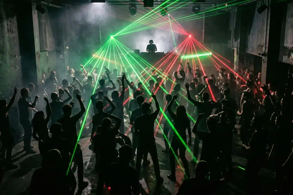Piste de danse club techno Paris Piste de danse d'un club techno souterrain à Paris, lumières laser vertes et rouges, silhouettes