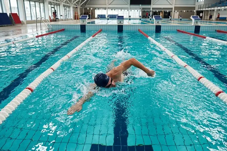 Natation piscine Keller Paris - nageur en couloir Nageur effectuant le crawl dans un couloir du bassin olympique de la piscine Keller à Paris