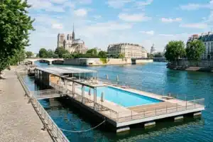 Piscine Joséphine Baker flottante sur la Seine dans le 13e arrondissement de Paris