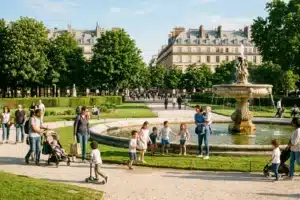 Familles avec enfants profitant d'un jardin parisien ensoleillé, sortie gratuite à Paris