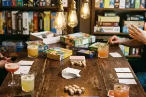 bar à jeux paris : table avec jeux de société, dés et cocktails dans un bar chaleureux