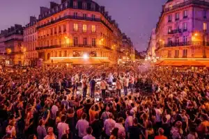 Fête de la Musique à Paris : foule festive lors d'un concert de rue en soirée d'été