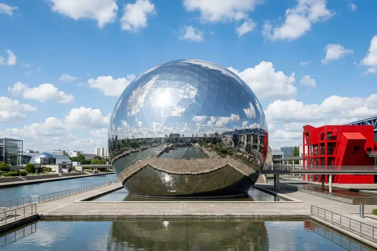La Géode au Parc de la Villette à Paris, sphère en acier poli reflétant le ciel bleu, architecture futuriste
