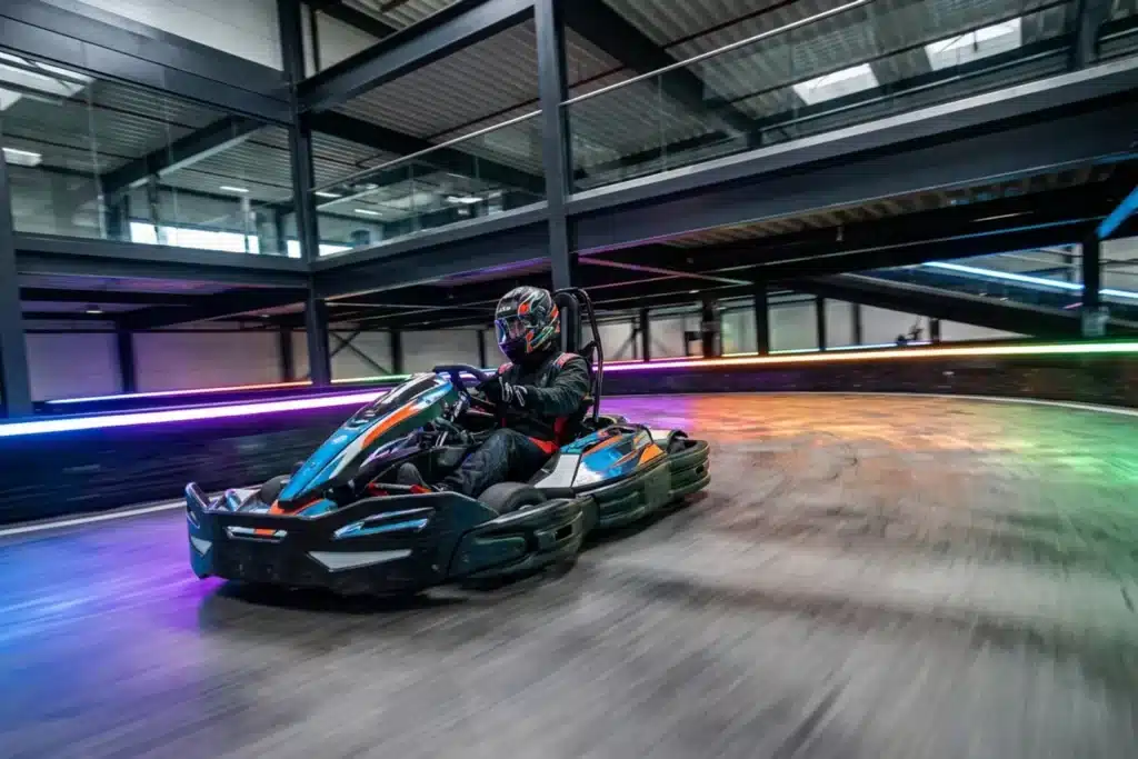 Kart en action sur une piste de karting indoor près de Paris, lumières dynamiques