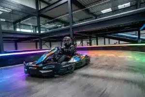 Kart en action sur une piste de karting indoor près de Paris, lumières dynamiques