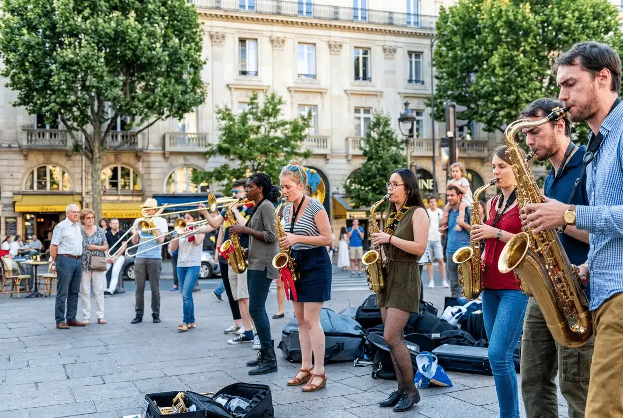 Fanfare de jeunes musiciens jouant du saxophone et du trombone sur une place parisienne lors de la Fête de la Musique, devant un immeuble haussmannien
