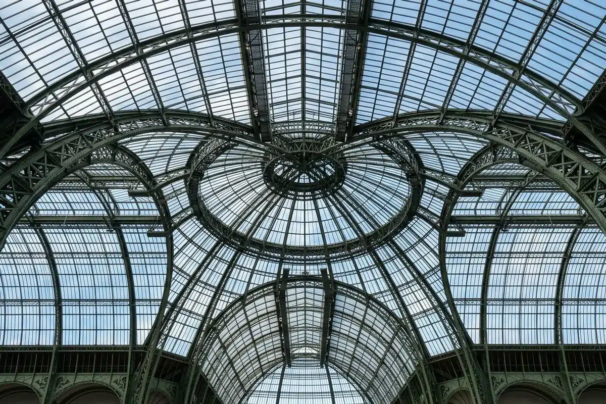 La verrière du Grand Palais vue d'en bas La verrière zénithale en verre et acier du Grand Palais vue en contre-plongée