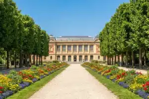 Jardin des Plantes de Paris, allée centrale fleurie menant à la Grande Galerie de l'Évolution