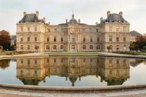 Jardin du Luxembourg : le palais du Luxembourg se reflète dans le grand bassin octogonal sous une lumière d'automne