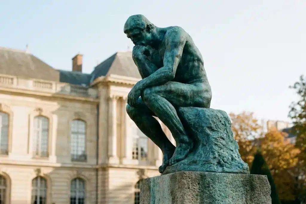 Le Penseur, sculpture en bronze d'Auguste Rodin, dans le jardin du musée Rodin à Paris