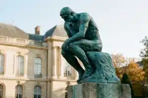 Le Penseur, sculpture en bronze d'Auguste Rodin, dans le jardin du musée Rodin à Paris